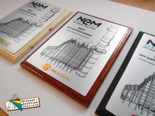 Award-plaquette met houten lijst, met A4 formaat aluminium plaat erop